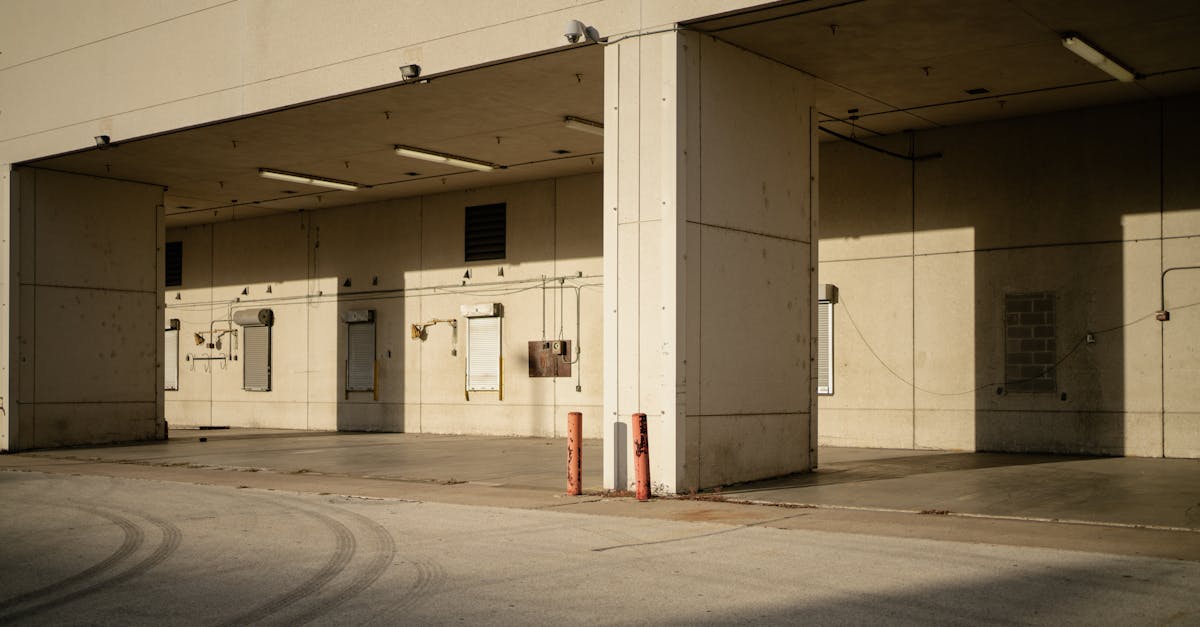 un mur porteur est un élément structural essentiel qui supporte le poids des étages supérieurs et transmet la charge aux fondations, garantissant la stabilité et la sécurité du bâtiment.